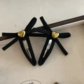 Makro-Detail von schwarzen Samt-Haarschleifen mit goldenem Herz-Metallbesatz - Schwarze Schleife Herz Haarspange (8#)