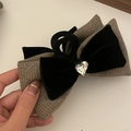 Detail van tweed strik met fluwelen laag en hartvormige strass in het midden van clip - Khaki Hart Strass Boog Haarklem / Khaki Boog Haarklem (6#)