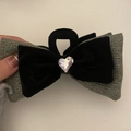 Detail van de tweed en fluwelen strik haarklem met een hartvormig kristal in het midden - Grijs Hart Strass Boog Haarklem / Grijs Boog Haarklem (5#)