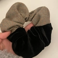 Detail van een patchwork scrunchie van tweed en zwart fluweel voor zachte haarstyling - Khaki Zwart Flocking Patchwork Scrunchie / Khaki Zwart Patchwork Scrunchie (3#)
