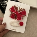 Detail-Set aus roter Strickschleife und weißem Plüsch-Haarclip für weihnachtliches Haarstyling - Große Rote Schleife Weißer Plüsch Haarspange