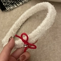 Detalle de diadema de felpa blanca con un lazo rojo y un cristal brillante en el centro - Diadema de Peluche Blanca Lazo Rojo