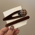 Detail van fluwelen haarclips met geruite tweed knoop en zachte bruine textuurafwerking - Khaki Haarclip / Khaki