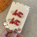 Details der Weihnachts-Rentier-Haarspangen mit Schneeflockenstickerei und Goldpailletten - Rote Elch Haarklammern (Paar)