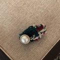 Pinza de pelo vintage de tweed con perla en tejido verde y rojo para un estilo retro - Clip de Perla Ovalada con Rayas Tejidas Verdes