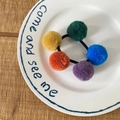 Elastico per capelli con cinque pompon di peluche colorati e vivaci su una fascia nera elastica - Accessorio per Capelli con Palline in Peluche Colorate (7#)