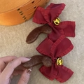 Détail de barrettes en satin rouge avec bois de renne en peluche et grelots dorés - Cornes d'Élan Nœud Rouge (Paire)
