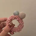 Coletero de punto rosa con cuenta gris y pompón de peluche marrón claro para niñas - Coletero Rosa Con Bola De Peluche Gris