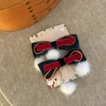Détail de barrettes de Noël en velours avec pompons blancs et chaînes dorées sur carte - Nœud Vert Boule Blanche (Paire)