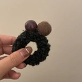 Coletero de felpa trenzado con bolas de colores y banda elástica de punto suave - Coletero Negro Con Bola De Peluche Caqui