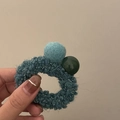 Vista detallada del coletero de punto azul pavo real con pompón y cuenta de resina verde - Coletero Azul Con Bola De Peluche Azul