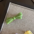 Elegante pinza de pelo con lazo verde de acrílico y acabado en resina para un estilo femenino - Verde
