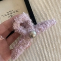 Detail der rosa Plüsch-Haarklammer mit Goldfäden und zentraler Silberperle verziert - Rosa Plüschklammer (Champagnerperle)