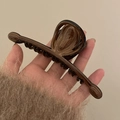 Dettaglio della grande pinza per capelli color ambra con finitura lucida - Venatura del Legno