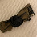 Molletta per capelli a fiocco floreale verde oliva con rosa nera e targhetta d'oro - Fiocco Verde Fiori Neri