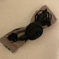 Dettaglio della forcina con fiocco cachi, rose a inchiostro nero e stile vintage - Fiocco Grigio Fiori Neri