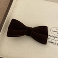 Elegante fermaglio per capelli a fiocco in velluto marrone scuro su sfondo vintage - Molletta con Fiocco Nero