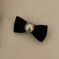 Barrette à cheveux nœud en velours noir avec perle centrale sur un fond texturé beige - 1# Nœud Simple Noir Perle Grise