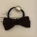 Elegante elastico per capelli in velluto marrone scuro con fiocco e grande perla bianca - Elastico per Capelli con Fiocco Nero