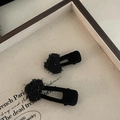 Dettaglio di fermagli per capelli a cuore nero con lana testurizzata e paillettes - Stile Cuore Nero