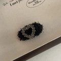 Dettaglio molletta per capelli a cuore in peluche nero con strass argentati su legno - Stile Cuore Grigio Ovale Peluche Nero