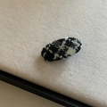 Pinza para el pelo ovalada con tejido de tweed blanco y negro sobre fondo de lino beige - Elipse / Pinza de Pelo Ovalada de Rayas Blancas y Negras