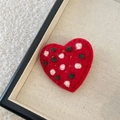 Detail van een handgemaakte rode vilt hart haarclip met kleurrijke stippen en goud - Rood Hart Stijl (6#红色爱心发夹)