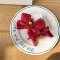 Paar rote festliche Satin-Haarschleifen mit goldenen Glocken auf Keramikteller - Weihnachtsschleife Haarreif (Paar)