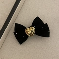 Fermaglio per capelli in velluto con cuore dorato Handmade e perline su sfondo beige - Molletta con Fiocco Nero