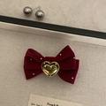 Dettaglio fermaglio per capelli in velluto rosso con cuore in metallo e strass - Fermaglio con Fiocco Rosso Vino