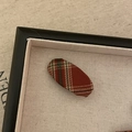 Fermaglio per capelli in tessuto a scacchi rosso e verde in un vassoio di legno vintage - Stile a Quadri Rossi