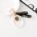 Elegante portachiavi di perle con ciondolo a disco dorato LOVE per borse e chiavi dell'auto - Bianco Perla-Nastro Nero