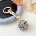 Modischer bunter Schlüsselanhänger mit Strasskugel und glänzendem Band in Gold - Regenbogen