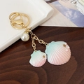 Portachiavi con conchiglia sfumata, perla bianca e anello in lega dorata - Blu Tiffany