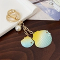 Portachiavi con conchiglia e perla con sfumatura giallo-verde e clip dorata - Blu e Giallo