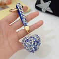 Prachtige blauw-witte hartvormige sleutelhanger met strass en gouden metalen ring - Blauw Wit