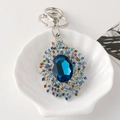Llavero de flor de lujo con cristal azul profundo y pedrería de colores en base plateada - Estilo Floral Azul (6269)