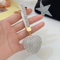 Luxe witte hartvormige sleutelhanger met fonkelende strass en gouden metalen ring - Wit