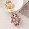 Charmanter goldfarbener Pinguin-Schlüsselanhänger mit rosa und weißen Strasssteinen - Rosa