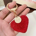 Fonkelende rode hartvormige sleutelhanger met goudkleurige ring en metalen label - Rood