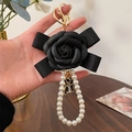 Eleganter schwarzer Kamelien-Schlüsselanhänger mit Perlenband und Handtaschen-Anhänger - Schwarz