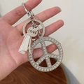 Llavero plateado con signo de la paz, diamantes de imitación blancos y borla blanca - Plateado