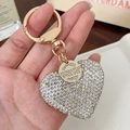 Gouden hart sleutelhanger met glinsterende strassteentjes en gegraveerd metalen label - Wit