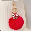 Portachiavi pompon in finta pelliccia rossa con ciondolo a forma di leone cinese - Rosso