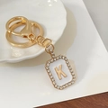 Portachiavi alla moda con lettera K dorata con strass scintillanti e finitura smalto - Lettera K