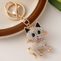 Niedlicher goldener Katzen-Schlüsselanhänger mit weißen Kristallen und Karabiner - Weiß