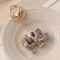 Portachiavi elefante con strass viola e anello dorato con dettagli in smalto colorato - Viola