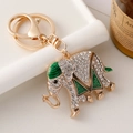 Porte-clés éléphant avec émail vert, strass blancs et finition plaqué or élégante - Vert
