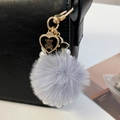 Ciondolo orsetto a pompon grigio con catena di perle su borsa nera - Grigio