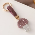Kreativer lila Strass-Pilz Schlüsselanhänger mit Lederband und goldenem Ring - Lila